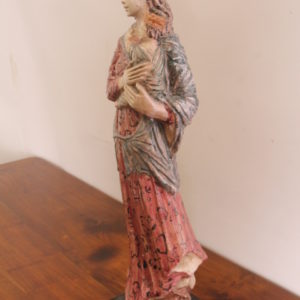 Alternative view of Antica  scultura Vergine in maiolica policroma anni 50 h cm 70. Firmata Benini FAENZA