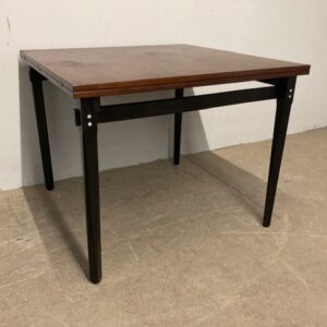 Alternative view of Tavolo allungabile di modernariato anni 60 in palissandro. Gambe laccate nero. Design. Restaurato  Mis 95 x95 allungabile a 190
