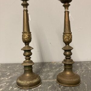 Alternative view of Antica coppia di candelabri in ottone sbalzato epoca XIX secolo . Altezza cm 34 cm
