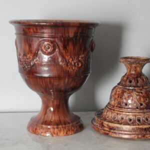 Alternative view of Antico vaso Braciere in maiolica epoca 700  Luigi XVI  grandi dimensione con festoni e cappello traforato.  Altezza cm 75