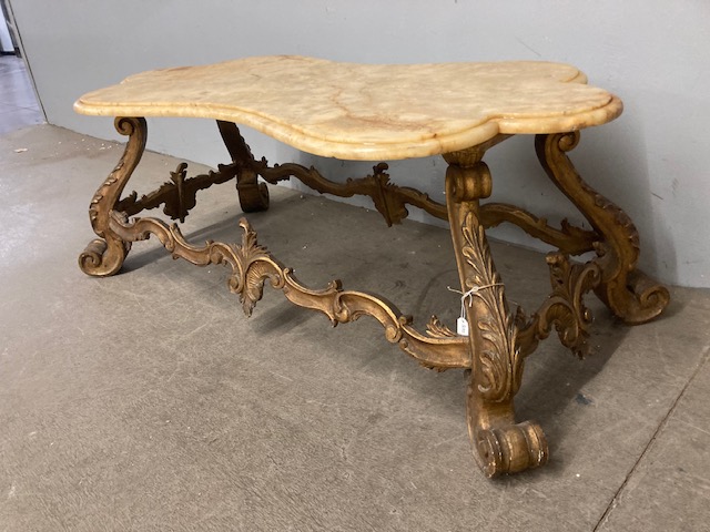 Antico tavolo basso da salotto dorato fine 800 con piano in onice . Mis 110 x 58 h 45