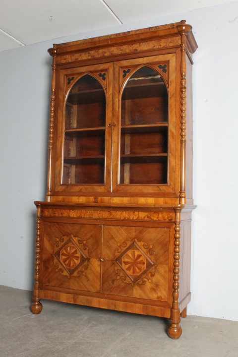 Antica Libreria Carlo X in noce 1830 Lombardia con intarsi e vetri soffiati. Mis 129 x 56 . H 242