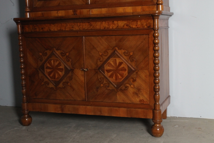 Antica Libreria Carlo X in noce 1830 Lombardia con intarsi e vetri soffiati. Mis 129 x 56 . H 242 - immagine 2