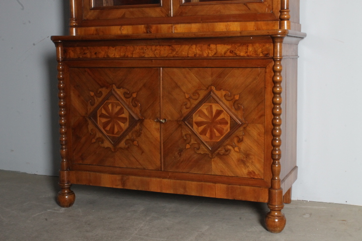 Antica Libreria Carlo X in noce 1830 Lombardia con intarsi e vetri soffiati. Mis 129 x 56 . H 242 - immagine 3