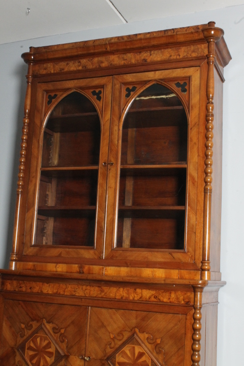 Antica Libreria Carlo X in noce 1830 Lombardia con intarsi e vetri soffiati. Mis 129 x 56 . H 242 - immagine 4