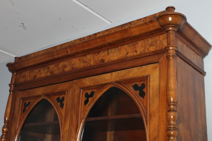 Antica Libreria Carlo X in noce 1830 Lombardia con intarsi e vetri soffiati. Mis 129 x 56 . H 242 - immagine 5
