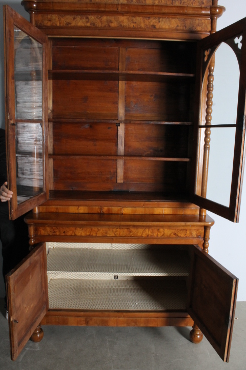 Antica Libreria Carlo X in noce 1830 Lombardia con intarsi e vetri soffiati. Mis 129 x 56 . H 242 - immagine 6