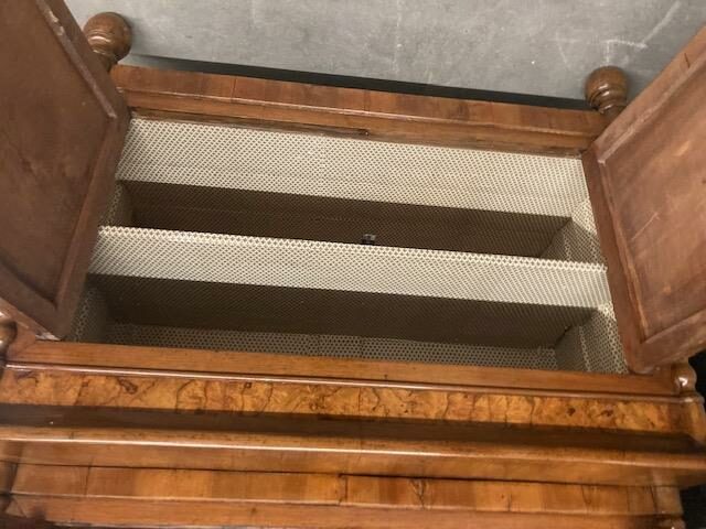 Antica Libreria Carlo X in noce 1830 Lombardia con intarsi e vetri soffiati. Mis 129 x 56 . H 242 - immagine 18