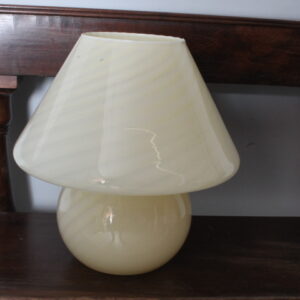 Lampada fungo di Murano anni 70 VENINI in vetro color crema lavorazione a strisce . Altezza cm 36