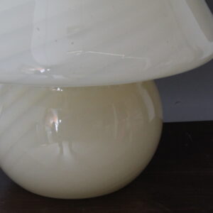 Alternative view of Lampada fungo di Murano anni 70  VENINI in vetro color crema lavorazione a strisce . Altezza cm 36