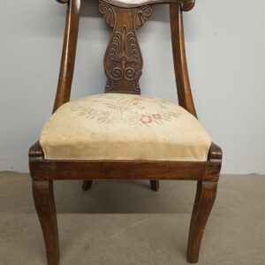Antica poltrona Carlo X in noce massello, 800. Buono stato di conservazione. Mis h 85cm, l 50cm, p 44cm
