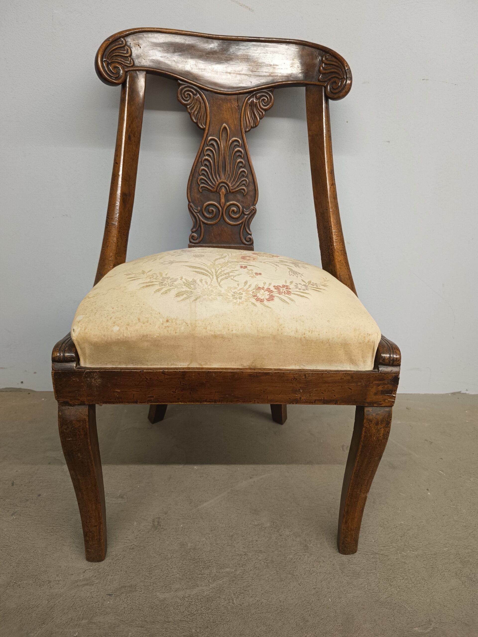 Antica poltrona Carlo X in noce massello, 800. Buono stato di conservazione. Mis h 85cm, l 50cm, p 44cm