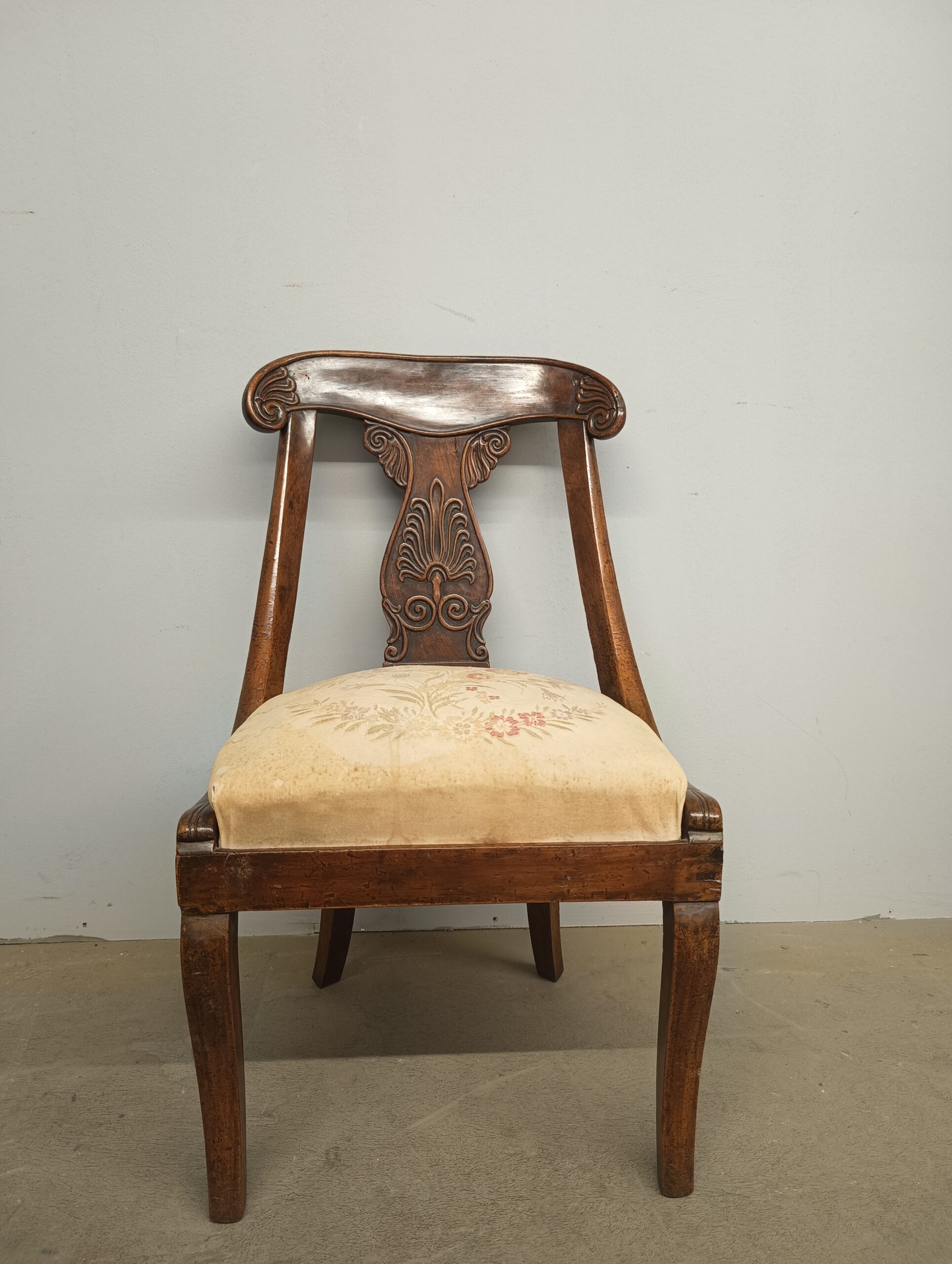 Antica poltrona Carlo X in noce massello, 800. Buono stato di conservazione. Mis h 85cm, l 50cm, p 44cm - immagine 2