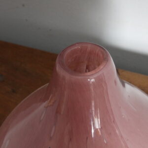 Alternative view of Vaso Murano Vintage metà XX sec Rosa con bolle impresse. Mis H 20 L 16