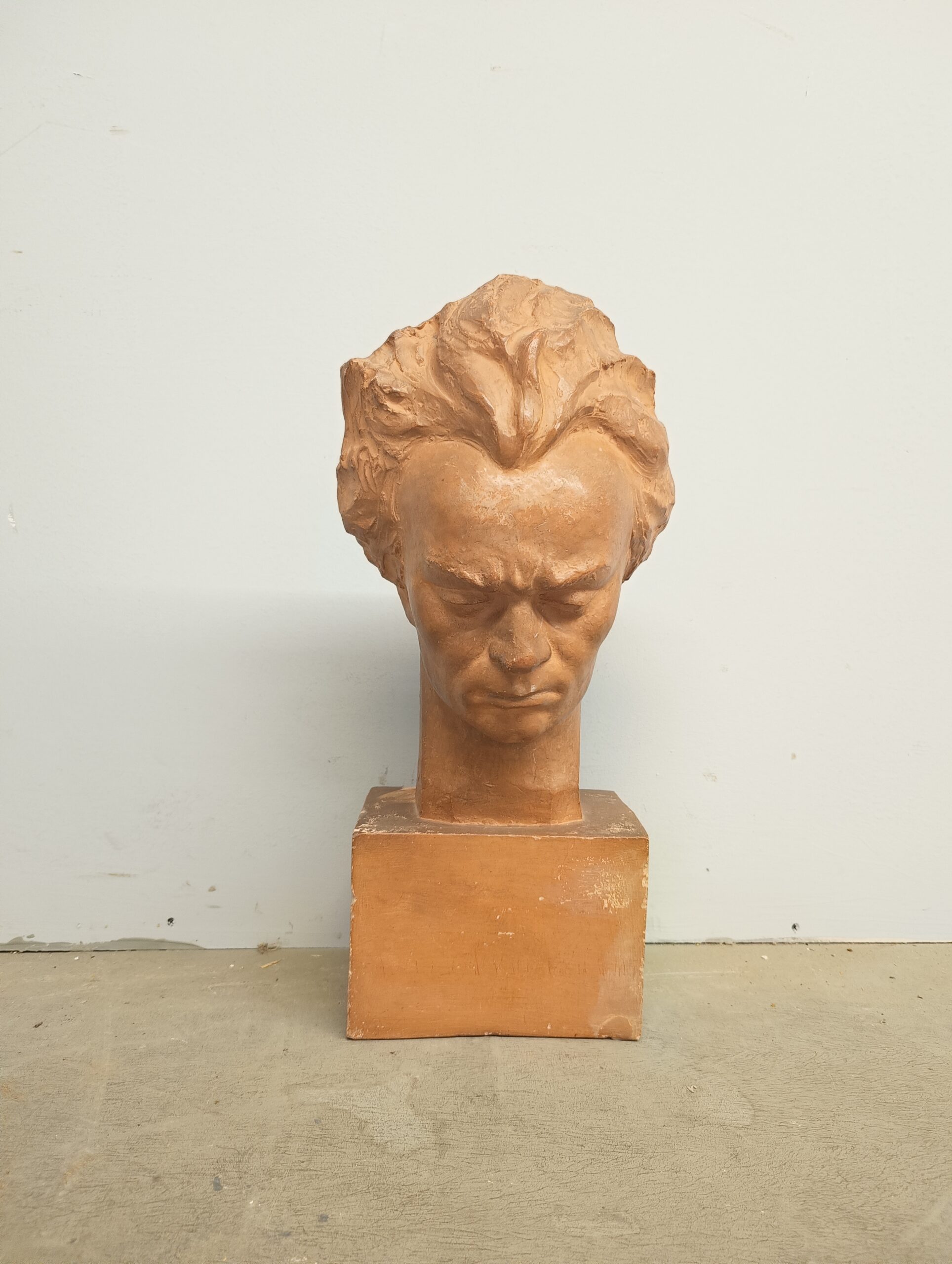 Antica scultura a mezzobusto di Beethoven, epoca '800, in terracotta, mis h 57, l 28, p 28 - immagine 2