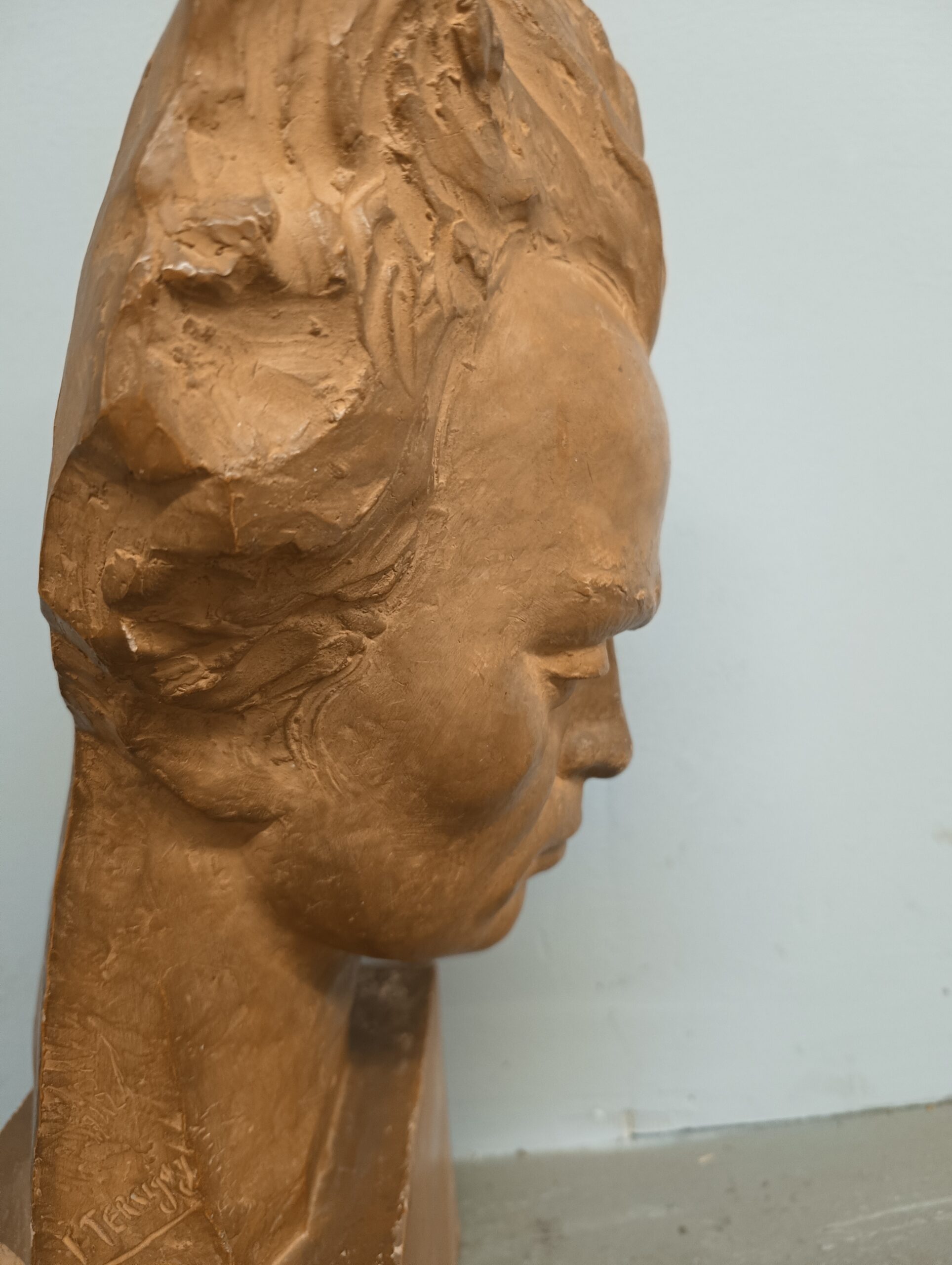 Antica scultura a mezzobusto di Beethoven, epoca '800, in terracotta, mis h 57, l 28, p 28 - immagine 4