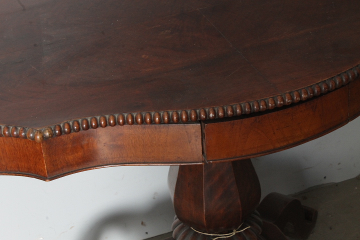 Antico tavolo da salotto 1860 in noce . a “ Biscotto “ . Mis 113 x63 - immagine 3