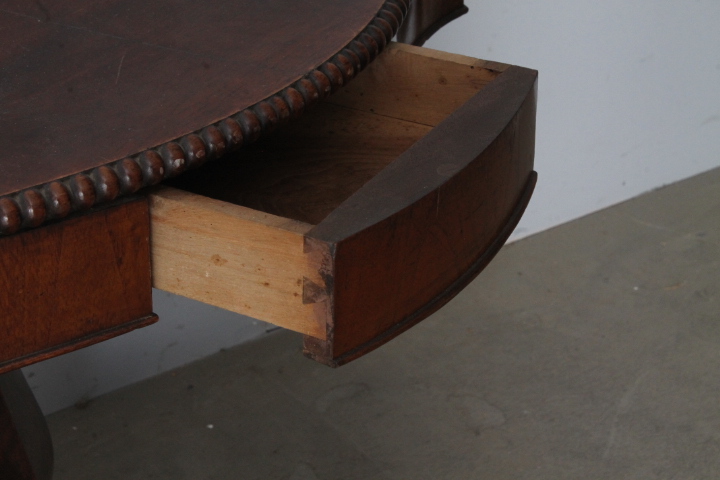 Antico tavolo da salotto 1860 in noce . a “ Biscotto “ . Mis 113 x63 - immagine 11