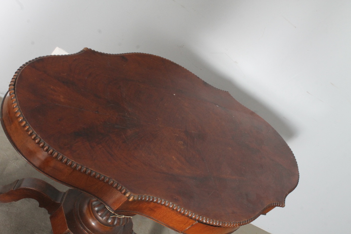 Antico tavolo da salotto 1860 in noce . a “ Biscotto “ . Mis 113 x63 - immagine 12