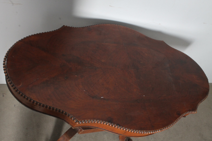 Antico tavolo da salotto 1860 in noce . a “ Biscotto “ . Mis 113 x63 - immagine 16