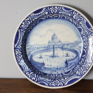 Antico grande piatto maiolica  1915 raffigurante Roma –Piazza San Pietro. Mis 45 Firmato e datato sul retro. Manifattura Francese .