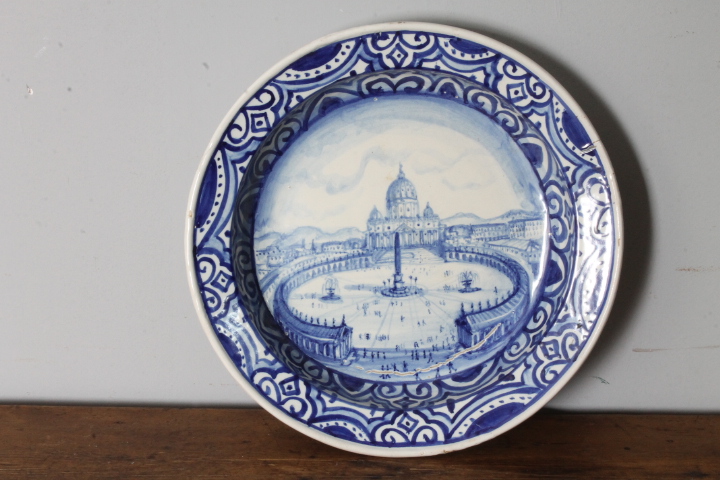 Antico grande piatto maiolica 1915 raffigurante Roma –Piazza San Pietro. Mis 45 Firmato e datato sul retro. Manifattura Francese .