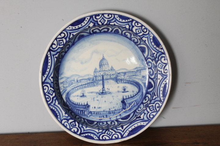 Antico grande piatto maiolica 1915 raffigurante Roma –Piazza San Pietro. Mis 45 Firmato e datato sul retro. Manifattura Francese . - immagine 3