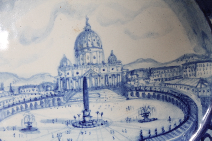 Antico grande piatto maiolica 1915 raffigurante Roma –Piazza San Pietro. Mis 45 Firmato e datato sul retro. Manifattura Francese . - immagine 4