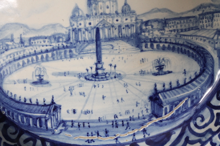 Antico grande piatto maiolica 1915 raffigurante Roma –Piazza San Pietro. Mis 45 Firmato e datato sul retro. Manifattura Francese . - immagine 5