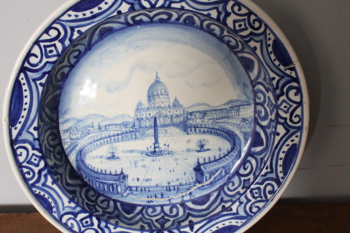 Antico grande piatto maiolica 1915 raffigurante Roma –Piazza San Pietro. Mis 45 Firmato e datato sul retro. Manifattura Francese . - immagine 6