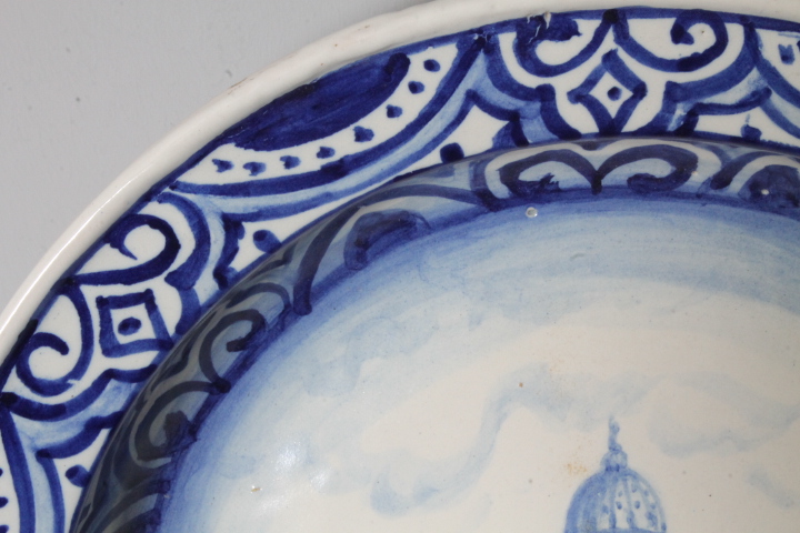 Antico grande piatto maiolica 1915 raffigurante Roma –Piazza San Pietro. Mis 45 Firmato e datato sul retro. Manifattura Francese . - immagine 7