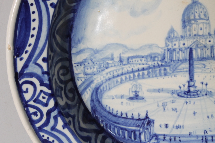 Antico grande piatto maiolica 1915 raffigurante Roma –Piazza San Pietro. Mis 45 Firmato e datato sul retro. Manifattura Francese . - immagine 8