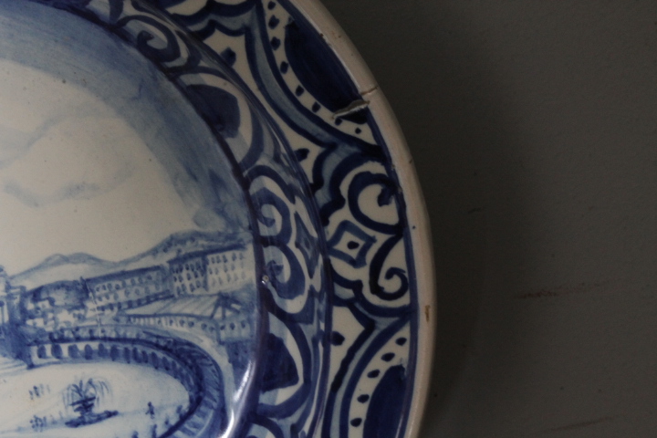 Antico grande piatto maiolica 1915 raffigurante Roma –Piazza San Pietro. Mis 45 Firmato e datato sul retro. Manifattura Francese . - immagine 9