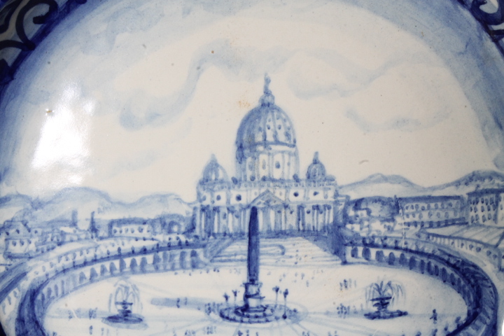Antico grande piatto maiolica 1915 raffigurante Roma –Piazza San Pietro. Mis 45 Firmato e datato sul retro. Manifattura Francese . - immagine 10