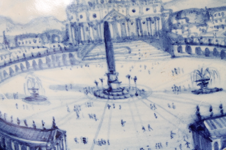 Antico grande piatto maiolica 1915 raffigurante Roma –Piazza San Pietro. Mis 45 Firmato e datato sul retro. Manifattura Francese . - immagine 12