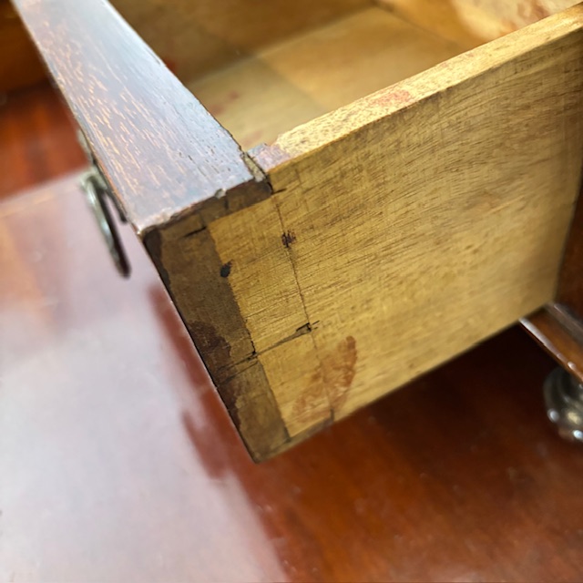 Antica cassettiera toilette inglese mogano e intarsi XIX secolo . Specchio Basculante. Mis 68 x 45 . h 142 - immagine 8