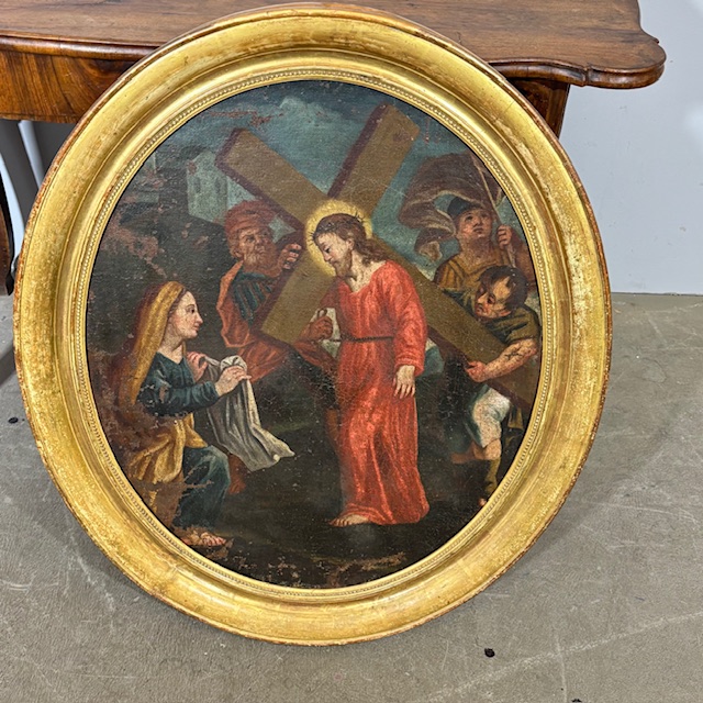 Antico dipinto olio su tela Ovale XVIII sec Gesù e il Cireneo. Cornice foglia oro . Mis 88 x cm 76
