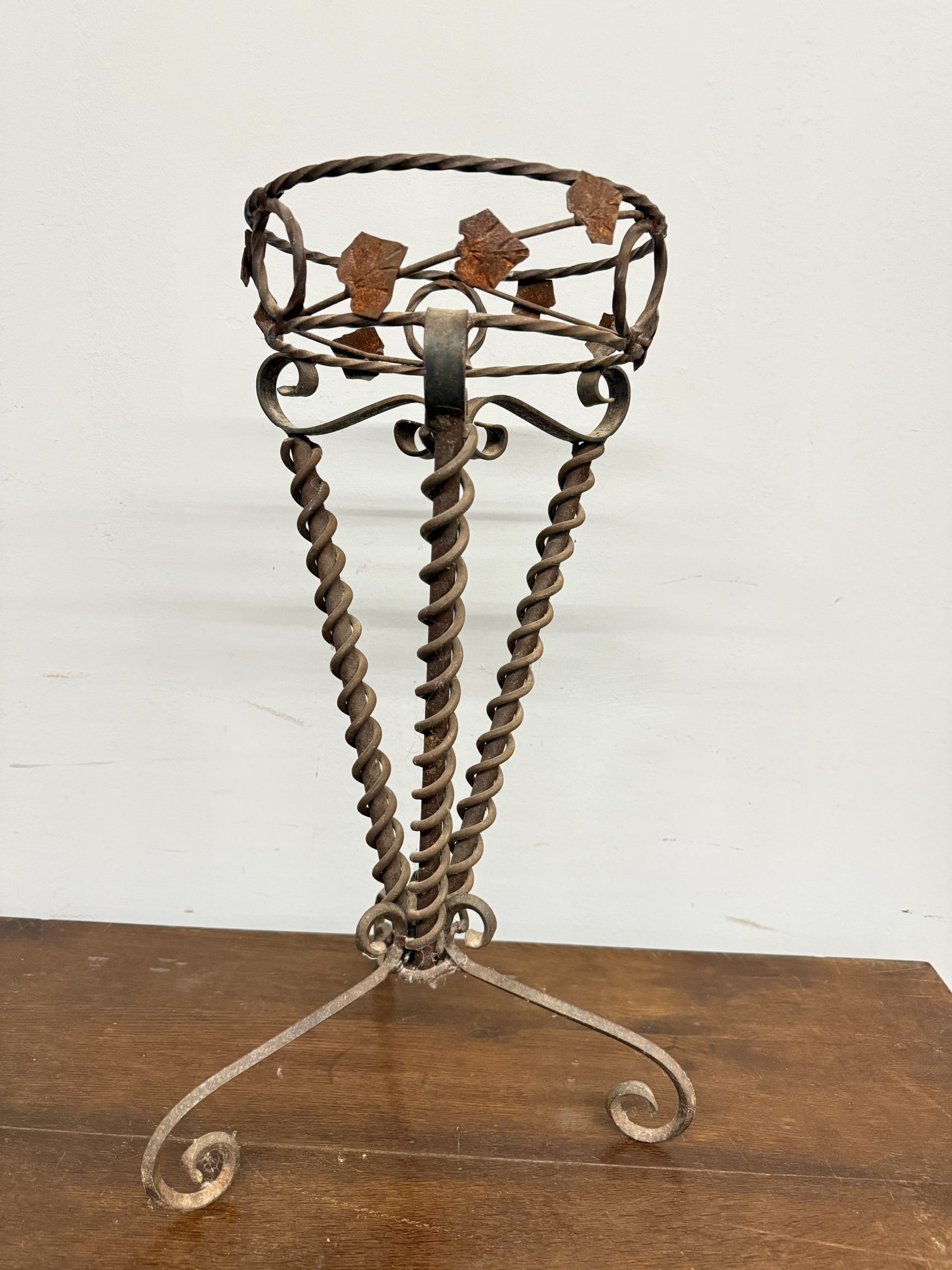 Porta vaso in ferro battuto Liberty, primi '900, 61x29 cm