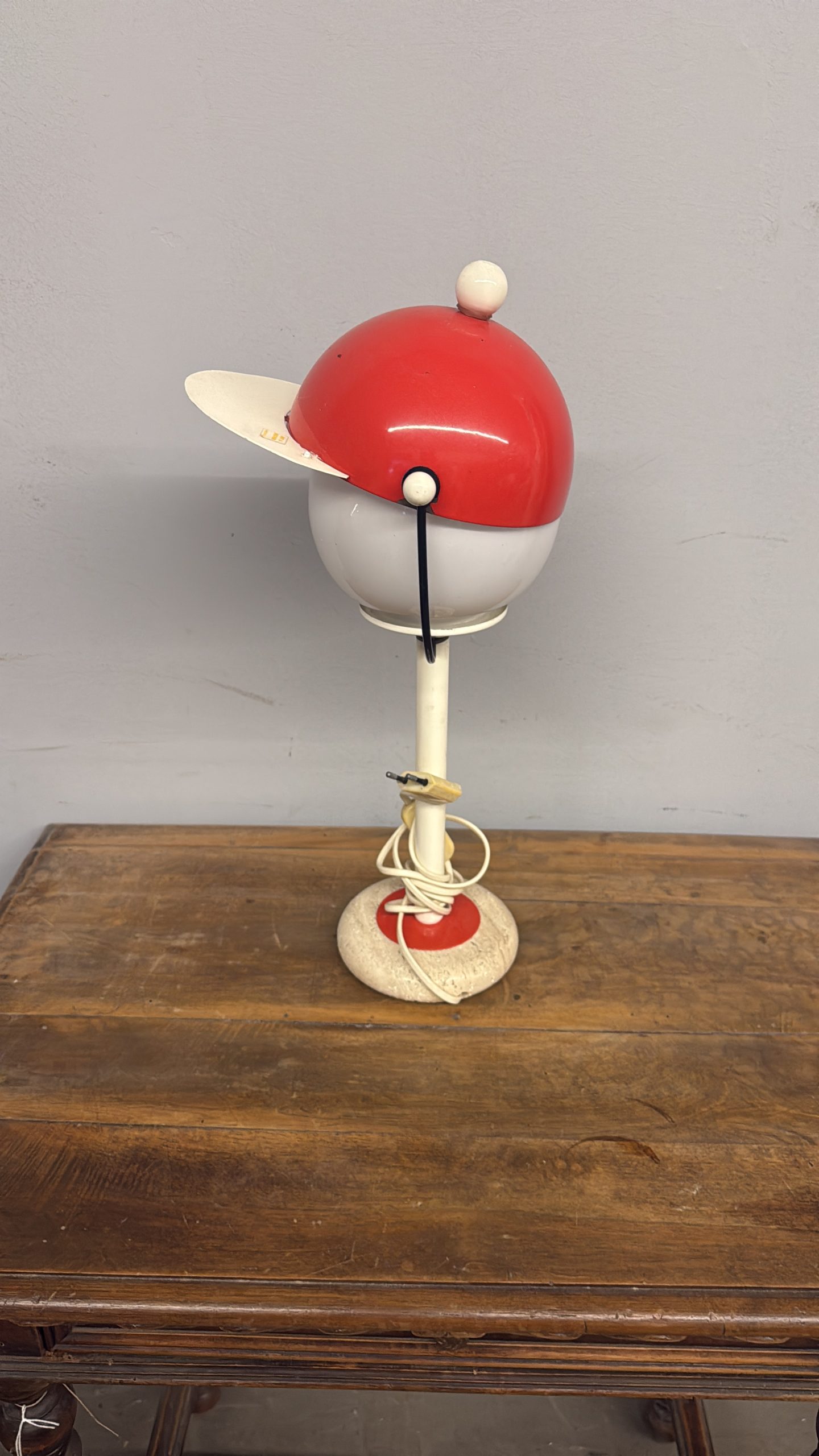 Lampada vintage cappello anni '70, base in travertino, 50x25 cm