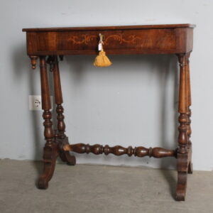 Antico tavolinetto – scrittoio  Carlo X 1830 noce e acero intarsiato . Mis 73 X 42 H 75