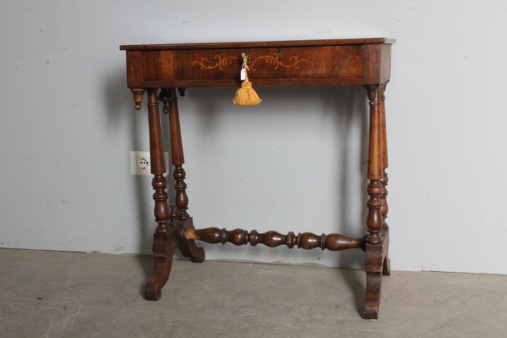 Antico tavolinetto – scrittoio Carlo X 1830 noce e acero intarsiato . Mis 73 X 42 H 75