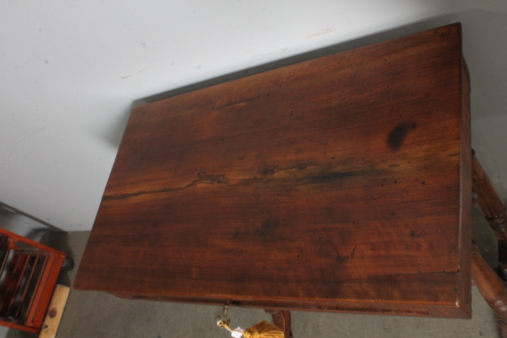 Antico tavolinetto – scrittoio Carlo X 1830 noce e acero intarsiato . Mis 73 X 42 H 75 - immagine 2
