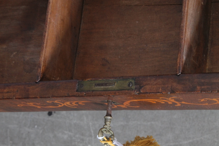 Antico tavolinetto – scrittoio Carlo X 1830 noce e acero intarsiato . Mis 73 X 42 H 75 - immagine 4