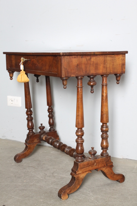 Antico tavolinetto – scrittoio Carlo X 1830 noce e acero intarsiato . Mis 73 X 42 H 75 - immagine 5