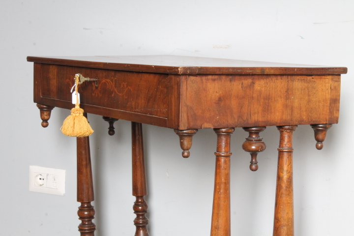Antico tavolinetto – scrittoio Carlo X 1830 noce e acero intarsiato . Mis 73 X 42 H 75 - immagine 6