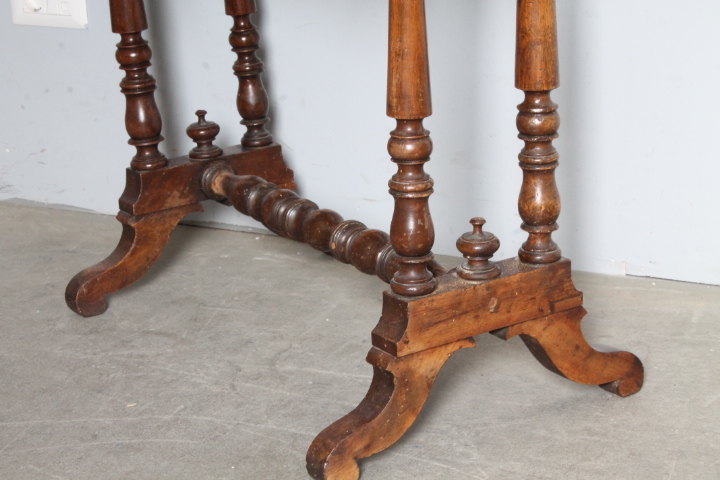 Antico tavolinetto – scrittoio Carlo X 1830 noce e acero intarsiato . Mis 73 X 42 H 75 - immagine 7