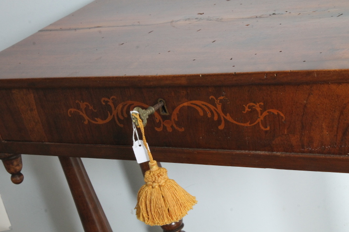 Antico tavolinetto – scrittoio Carlo X 1830 noce e acero intarsiato . Mis 73 X 42 H 75 - immagine 8