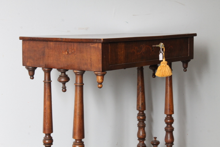 Antico tavolinetto – scrittoio Carlo X 1830 noce e acero intarsiato . Mis 73 X 42 H 75 - immagine 11