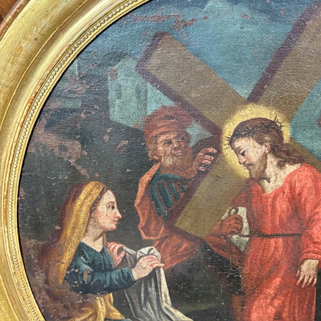 Antico dipinto olio su tela Ovale XVIII sec Gesù e il Cireneo. Cornice foglia oro . Mis 88 x cm 76 - immagine 4