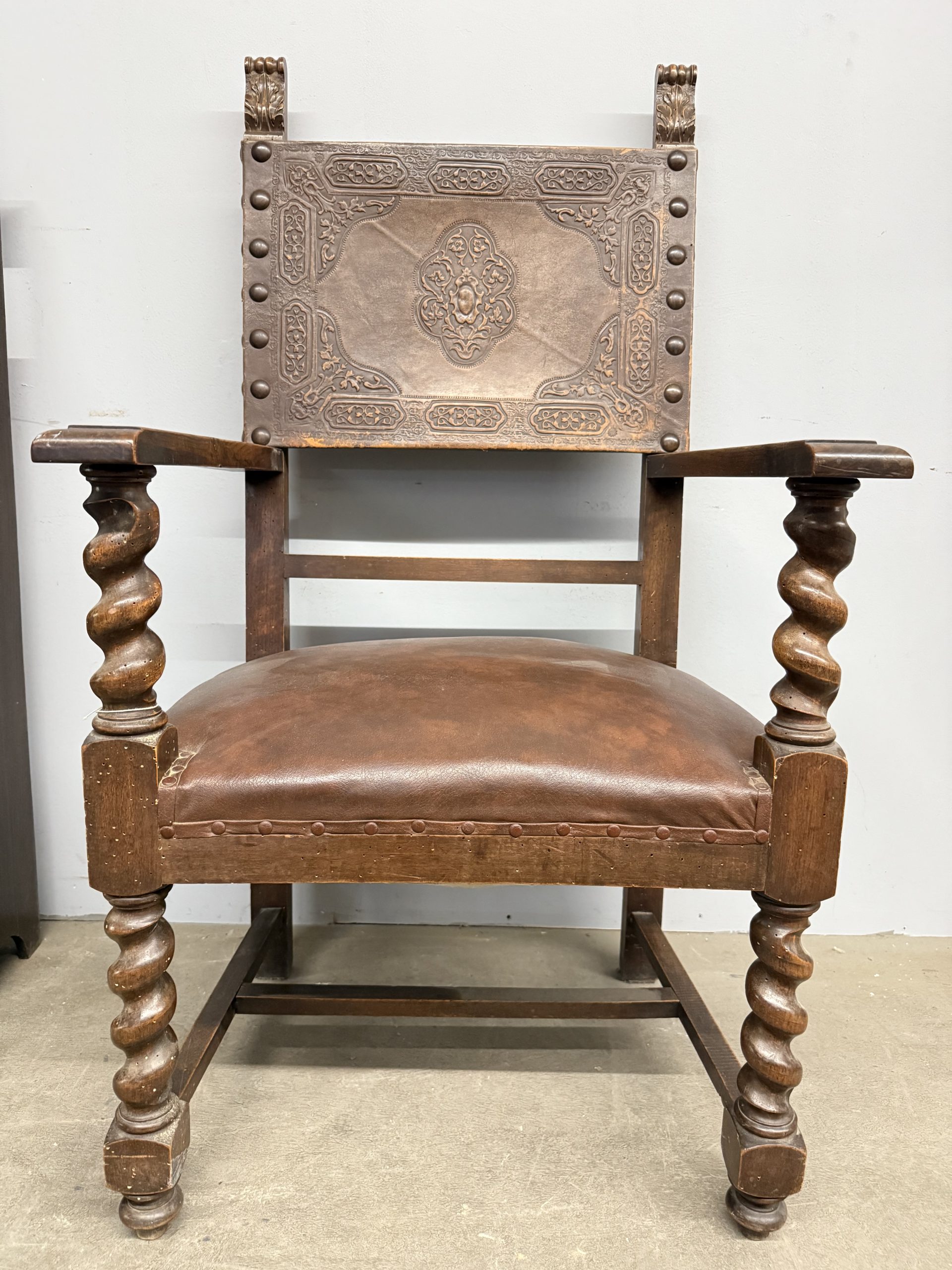 Poltrona antica neorinascimentale con braccioli e cuoio stampato, XIX sec. 50x63x55cm